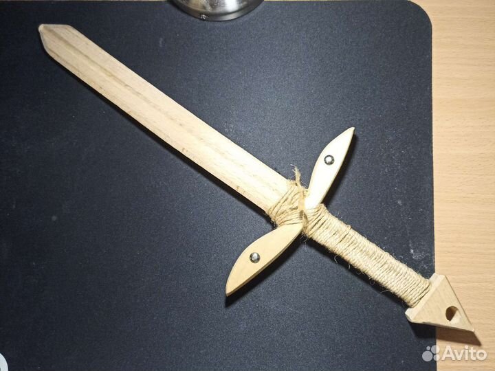 Игрушечный деревянный меч