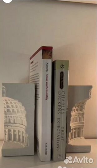 Подсвечник / держатель для книг