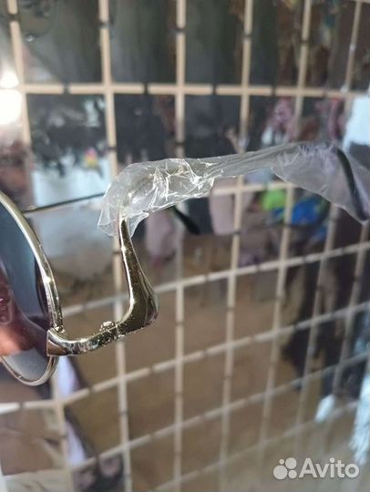 Солнцезащитные очки в футляре новые