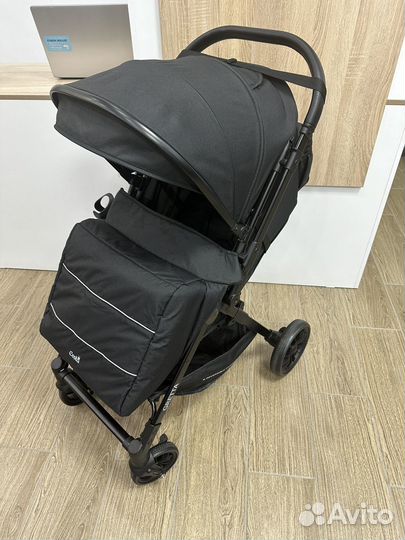 Легкая прогулочная коляска с перекидной ручкой