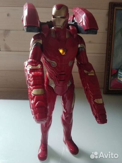 Железный человек в усиленной броне