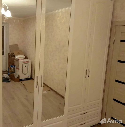 Шкаф распашной в комнату с зеркалом минимальные ср