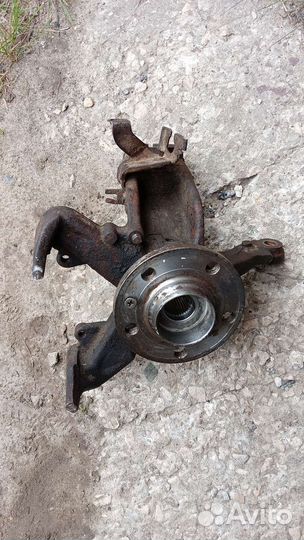 Кулак поворотный левый skoda фабия