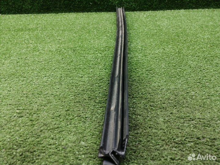 Уплотнитель стекла двери передний правый Mercedes