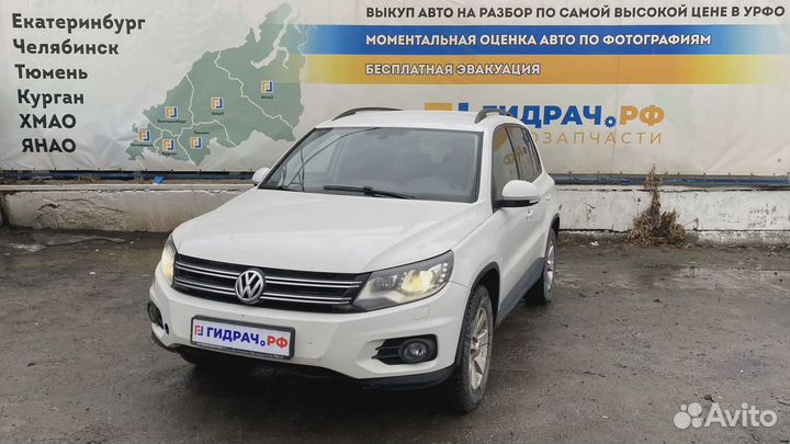 Накладка торпедо правая с торца Volkswagen Tiguan