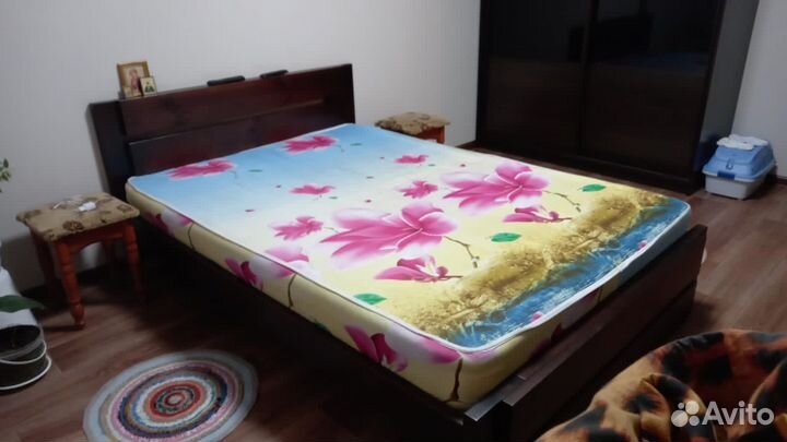 Кровать двухспальная с матрасом 140 200