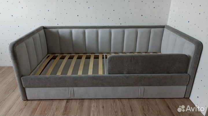 Подростковая мягкая кровать интерьерная