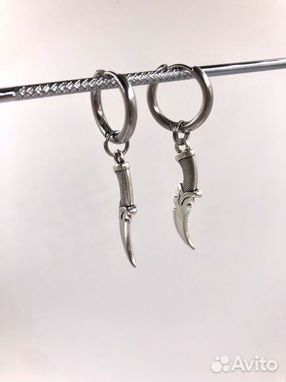 Серьги с подвесками оружие