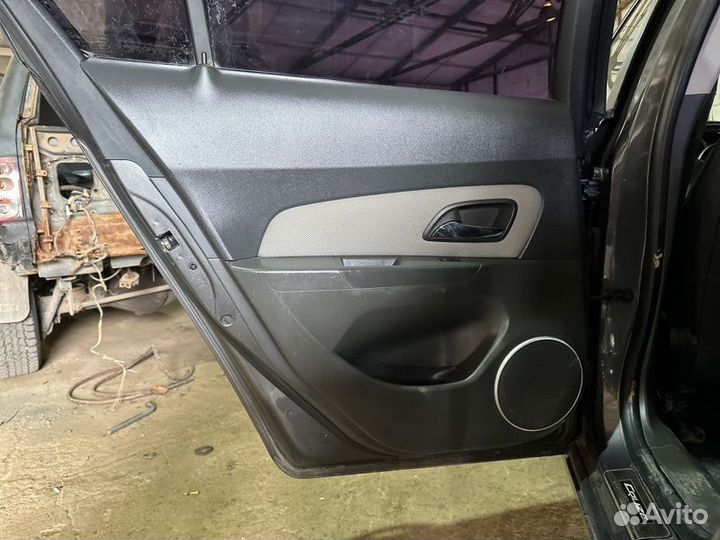 Обшивка двери Chevrolet Cruze седан 1.6 F16D3 2010