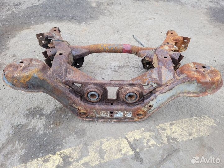 Подрамник задний на Mitsubishi Pajero 3