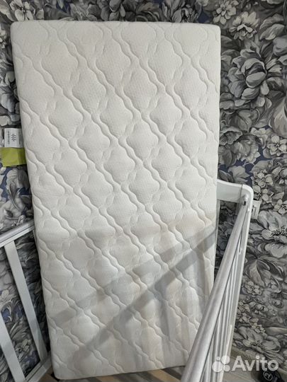 Кроватка детская с маятником