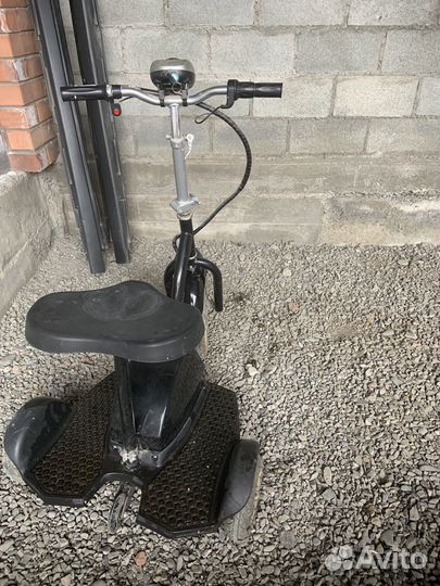 Трёх колёсный электрический самокат