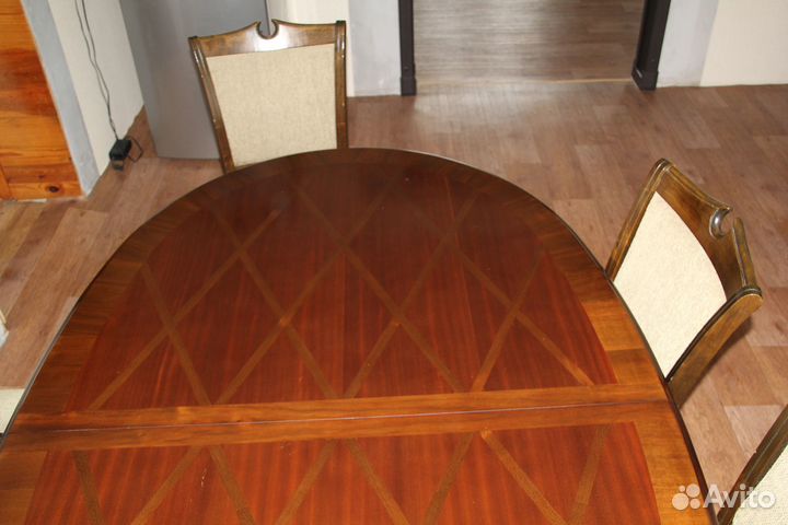 Стол со стульями