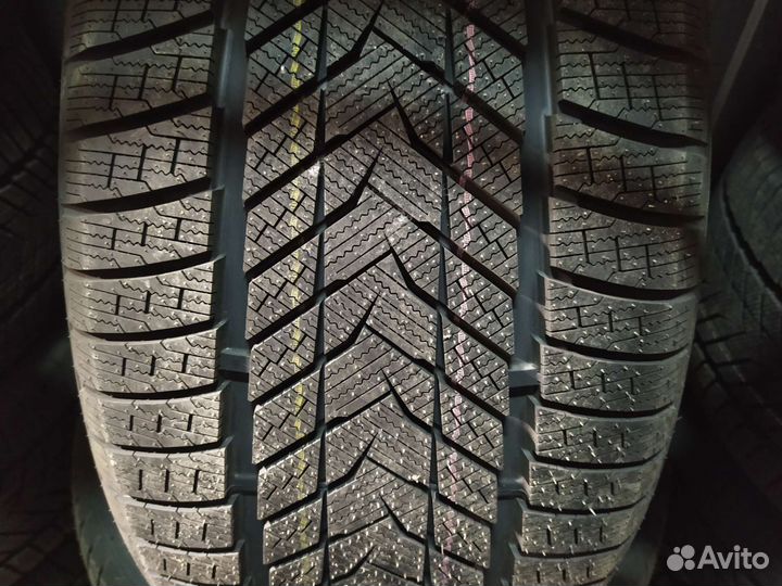 Roadmarch Winter XPro 999 295/40 R21 111H