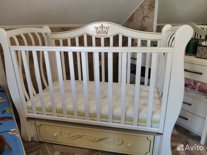 Детская кроватка с универсальным маятником