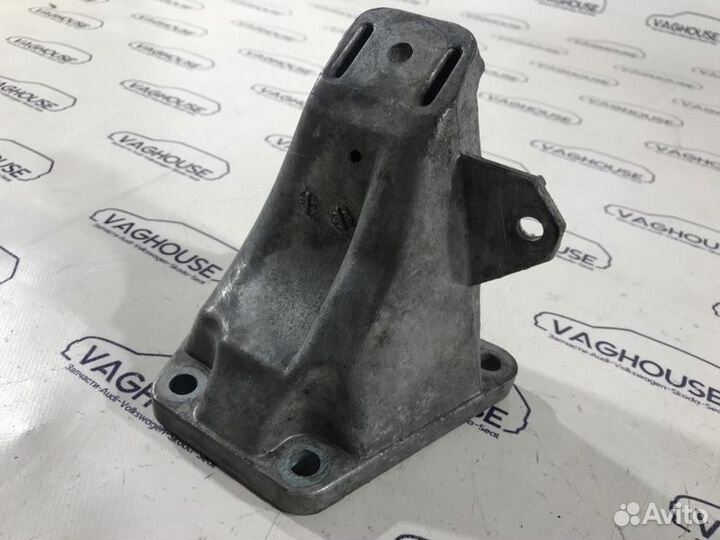 Кронштейн двигателя правый Audi A4 B5 8D 2.4 AML