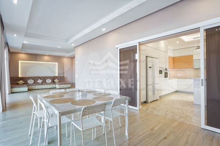 Дом 858 м² на участке 11 сот.