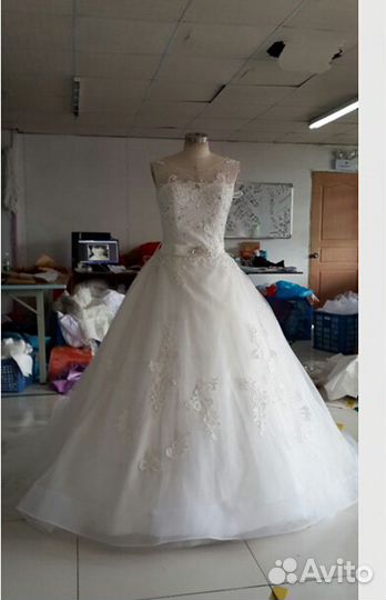 Свадебное платье со шлейфом