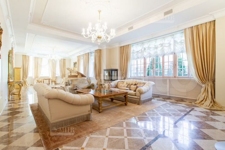 Дом 780 м² на участке 15 сот.