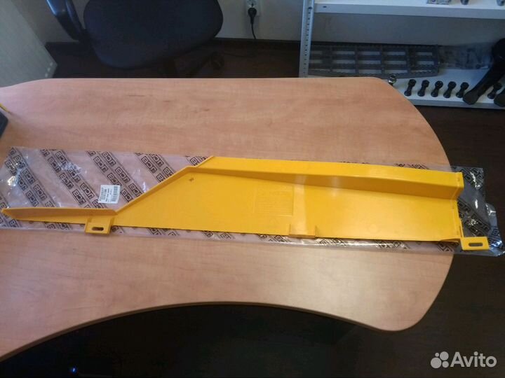 Уголок подкапотный горизонтальный на JCB