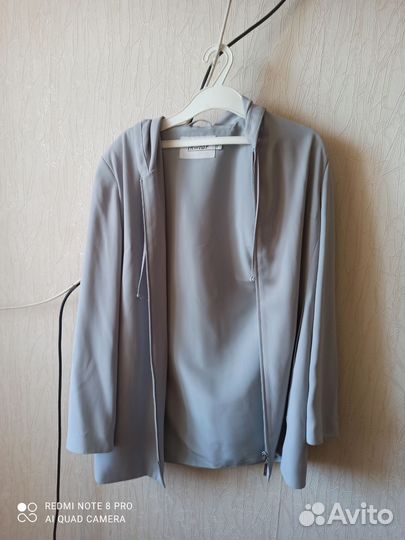 Ветровка с капюшоном