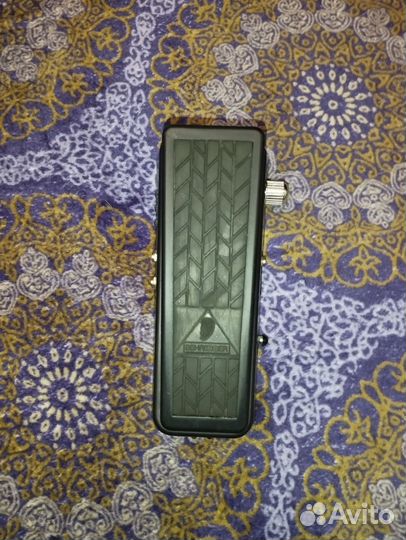 Педаль Wah-Wah Behringer HellBabe