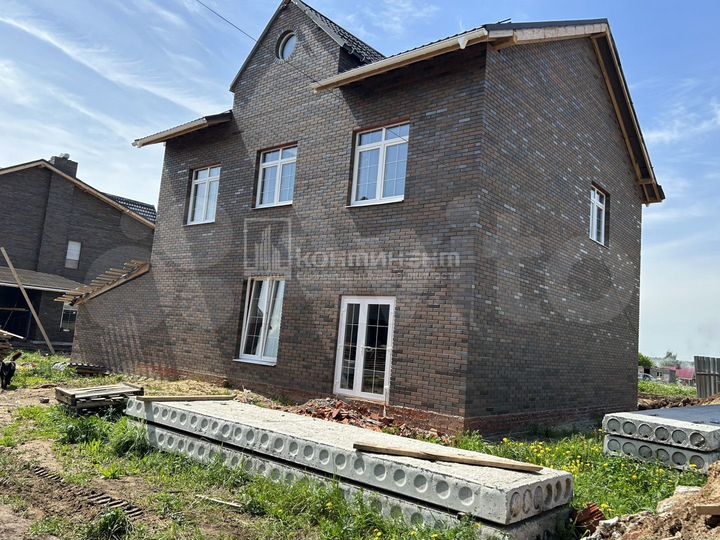 Коттедж 319 м² на участке 10 сот.