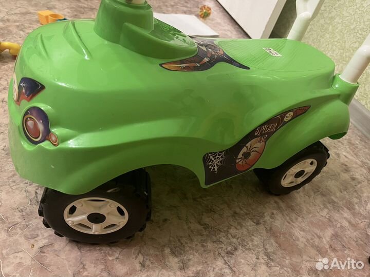 Детская машина-каталка с ручкой