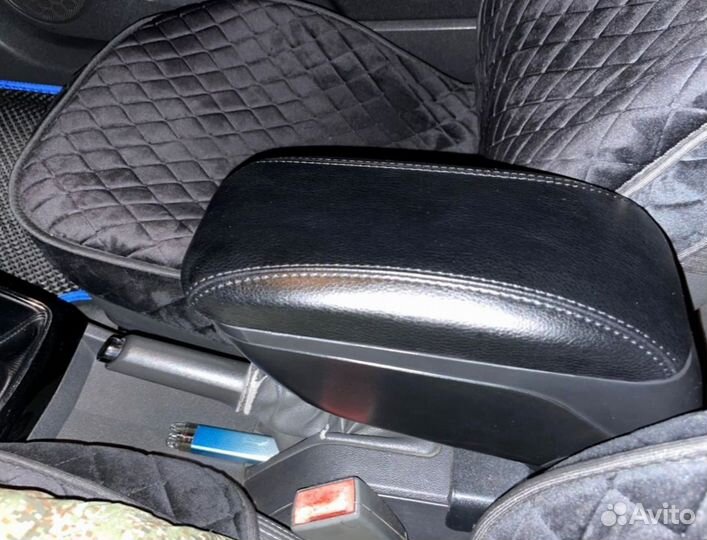 Подлокотник место Opel Astra H