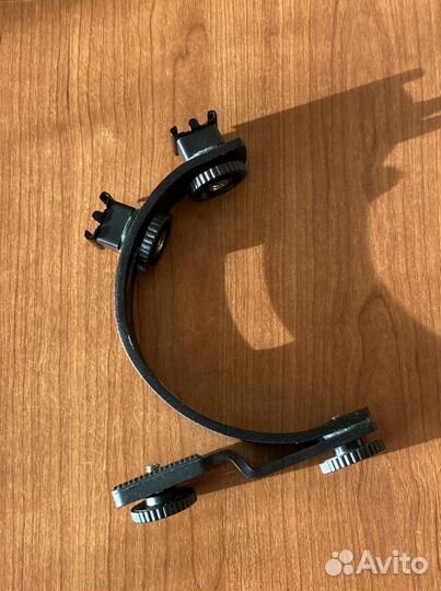 Крепление для вспышки C-образной формы