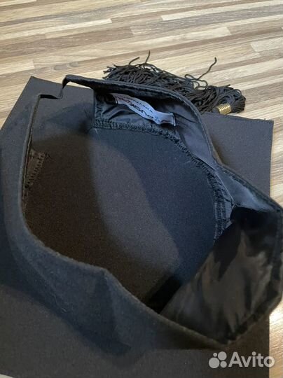 Мантия и квадратная шапочка выпускника