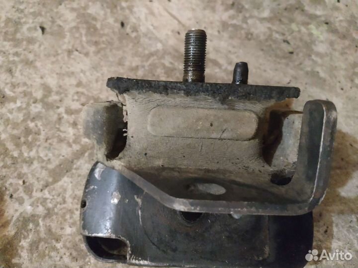 Подушка двигателя Тойота Хайс 2L