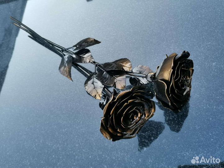 Кованые розы на кладбище