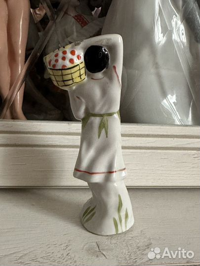 Девушка с корзиной фарфоровая статуэтка СССР