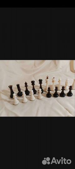 Шахматные фигуры янтарные
