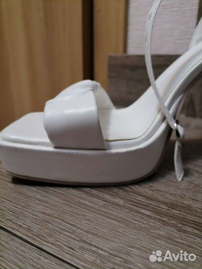 Босоножки женские 39-40 размер на каблуке