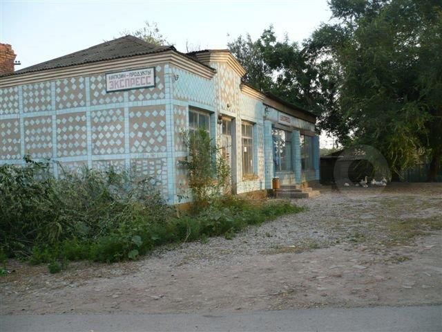 Нежилое здание с земельным участком