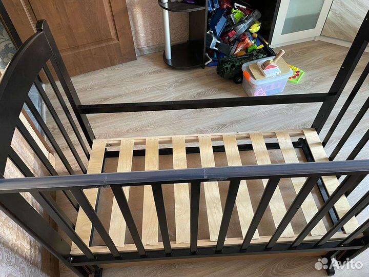 Детская кроватка с маятником и ящиком