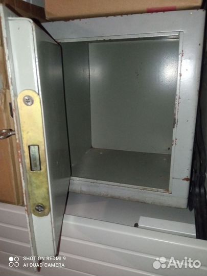 Сейф, металлические стеллажи