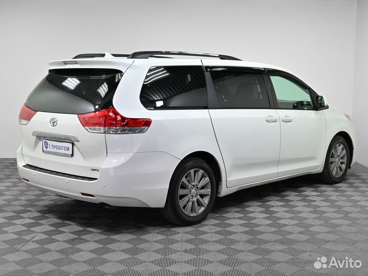Toyota Sienna, 2011