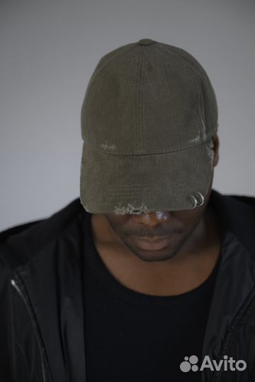 Кепка с разрывами и кольцами