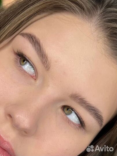 Модель на брови