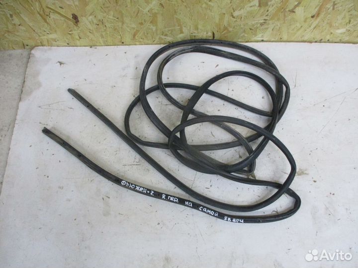 Уплотнительная резинка двери Форд Фьюжн 2008