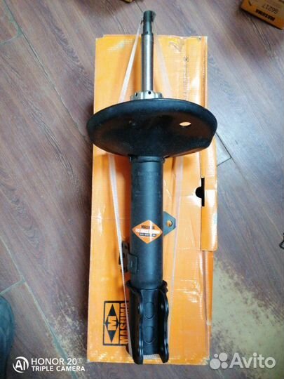 Амортизатор передний левый Toyota Rav4 2000-2005