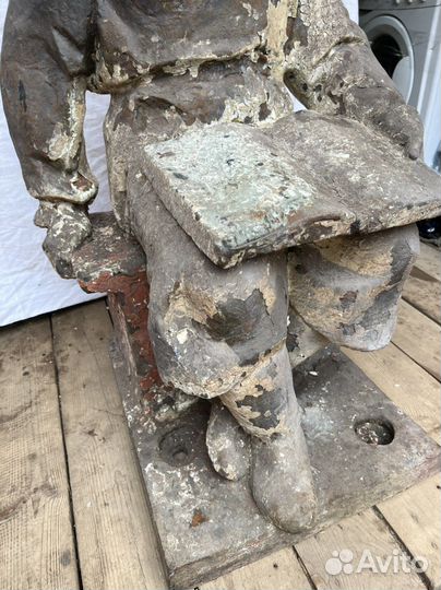 Памятник Ульянов Ленин с книгой