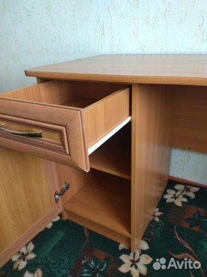 Письменный стол для школьника /для офиса