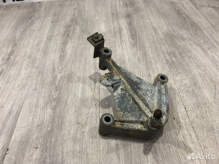 Кронштейн кпп Renault Symbol K7J 2006