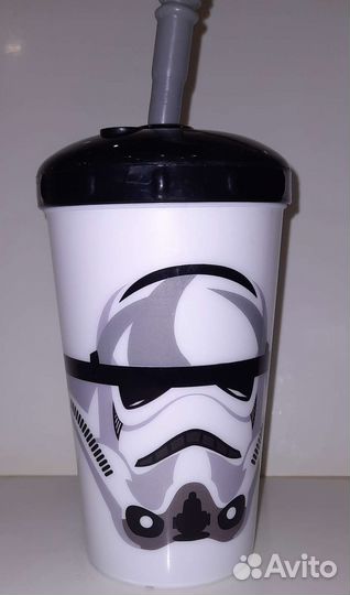 Новый пластиковый стакан с трубочкой