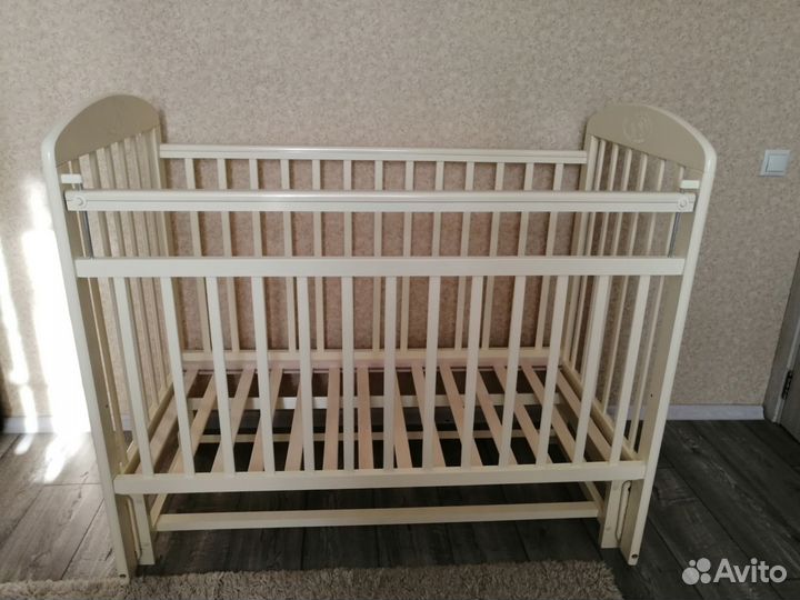 Детская кроватка с продольным маятником