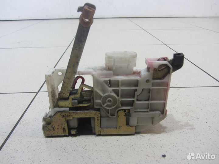 Замок двери задней левой